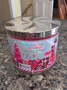 Bath & Body Works Holiday Soy Wax Blend Candle — Pink/Red Lit for under a minute